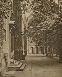 Pump Court in seinem Sommerkleid aus Blättern und Sonnenlicht, um 1935