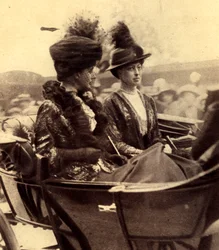 Königin Alexandra von Dänemark und Prinzessin Victoria bei der Ankunft in der St. Pauls Kathedrale
