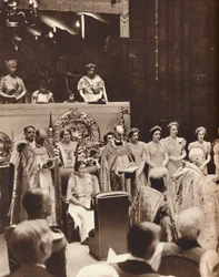 Königin Elizabeth schaut zu, wie ihr Ehemann am Tag seiner Krönung gekrönt wird, 1937