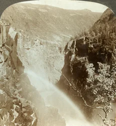 Regenbogen im Sprühnebel des Rjukanfos, Norwegen, ca. 1905