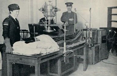 Strahlen, die die geheimen Winkel des Körpers enthüllen, um 1935