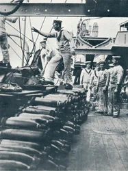 Empfang von Granaten für die Marinegeschütze auf dem Deck eines Schlachtschiffs