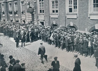 Rekruten warten vor dem Central London Recruiting Depot, 1914