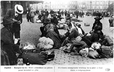 Flüchtlinge aus dem Norden warten auf einen Führer, um eine Unterkunft zu finden, Paris, Erster Weltkrieg, 1914-1918