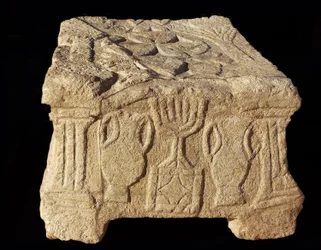 Relief, das einen siebenarmigen Menora darstellt, Magdala-Synagoge