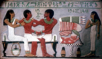 Relief von Imn-Hat, sitzend mit seiner Frau und seinem Sohn vor einem Opfer, Theben, ca. 2050-1786 v. Chr.