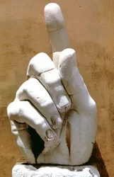 Rechte Hand von einer kolossalen Statue des Kaisers Konstantin, 330 n. Chr.