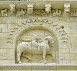 Romanische Kunst: Detail der Fassade darstellend Hugues de Surgeres und Geoffroy de Vendome oder Kaiser Konstantin I. der Große, dessen Pferdefuß Häresie und Christus, der das Böse und den Tod triumphiert, zertreten würde, Notre Dame (Notre-Dame) de Surger