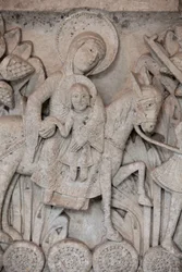 Romanisches Basrelief vom Kapitell in der Kathedrale von Autun, das die Flucht nach Ägypten darstellt, Autun, Frankreich
