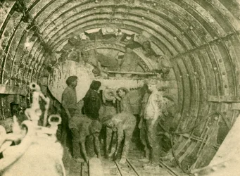 Rotationsschneider bei der Arbeit in der erweiterten Röhre der City and South London Railway Line, um 1930