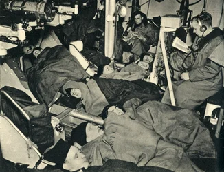 Royal Marines schlafen im Geschützhaus eines Kriegsschiffs, Zweiter Weltkrieg, ca. 1939-1943, 1944