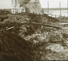 Ruiniertes Gebäude und Schützengräben entlang der Küste