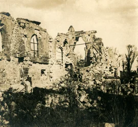 Zerstörte Kirche in Dreslincourt, Nordfrankreich, ca. 1914-1918