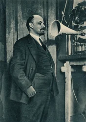 Der russische Bolschewistenführer Wladimir Lenin bei einer Rundfunkaufnahme im Kreml, Moskau, Russland, 1919
