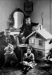 Der russische Autor Alexander Kuprin zu Hause mit seiner Familie, Gattschina, Russland, frühes 20. Jahrhundert