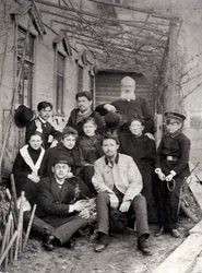 Der russische Autor Anton Tschechow mit Familie und Freunden, 1890