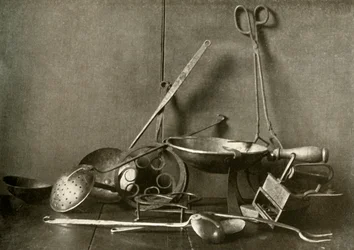 Sadiron, Zangen, Schöpflöffel, Gabel, Dreibeine und Kupferhackschüssel, 18. Jahrhundert