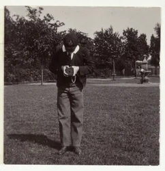 Schuljunge macht ein Foto, um 1905