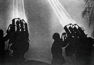 Scheinwerferbediener bereiten sich auf einen nächtlichen Bombenangriff vor, Moskau, 1941