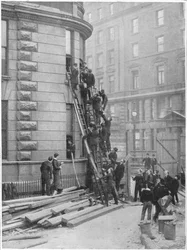 Diener-Feuerwehr im Hotel Cecil, London, um 1903