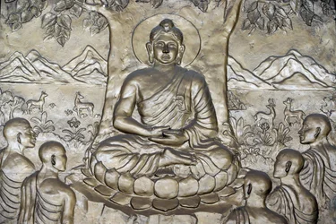 Shakyamuni Buddha predigt die Lehre - das Rad des Gesetzes - seinen fünf Jüngern, Ho-Chi-Minh-Stadt, Vietnam