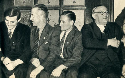 Kameraden an Land. John G. Winant, Ernest Bevin mit Handelsschiffern
