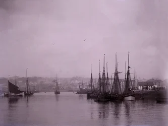Schiffe im Hafen von Plymouth in Devon