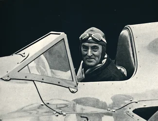 Sir Malcolm Campbell am Steuer des Bluebird