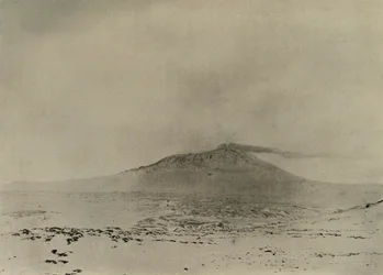 Rauch strömt aus dem Krater des Erebus, ca. 1908-1909
