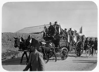 Soldaten der französischen Fremdenlegion reisen mit dem Wagen, Syrien, 20. Jahrhundert