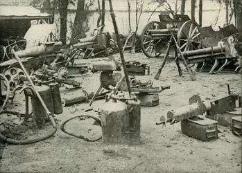 Einige Beutestücke vom Schlachtfeld, 1919