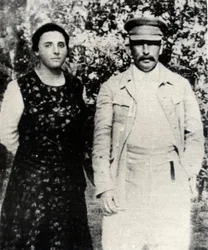 Der sowjetische Führer Josef Stalin mit seiner zweiten Frau Nadeschda Allilujewa, Ende der 1920er Jahre