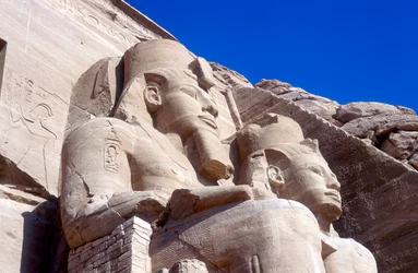 Statuen von Ramses II. vor dem Haupttempel, Abu Simbel, Ägypten, frühes 13. Jahrhundert v. Chr.