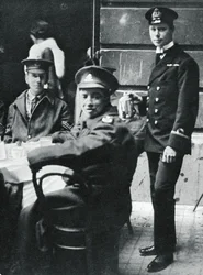 Unterleutnant Prinz Albert serviert Tee an verwundete Soldaten im Buckingham Palace, 1916