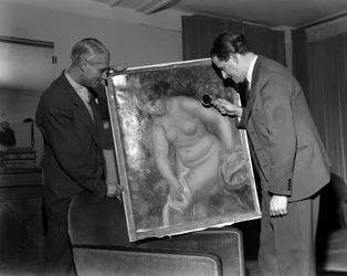 Der Kunstkritiker Berenheim in Paris. Er bewundert ein Gemälde von Renoir mit einer Lupe - 1948