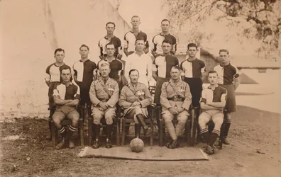 Die Fußballmannschaft des ersten Bataillons, The Queens Own Royal West Kent Regiment. Poona