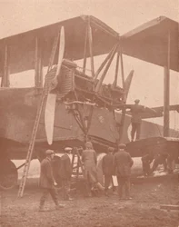 Der Bomben-Berlin-Bus, um 1918 1919
