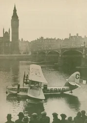 Das Flugboot Calcutta, vertäut auf der Themse gegenüber dem Parlamentsgebäude, 1927