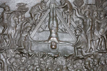 Die Kreuzigung des Heiligen Petrus - (Detail) eines Portals - Haupteingangstür des Petersdoms, Rom, Italien