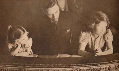 Der Herzog von York und die Prinzessinnen Elizabeth und Margaret beim Pantomime, 6. Februar 1935