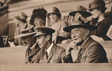 Der Herzog von York, später König Georg VI., mit Lord Baden-Powell bei einem Jamboree, Wembley, 1924