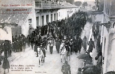 Die Französische Fremdenlegion marschiert durch die Straßen von Sidi Bel Abbes, Algerien, 1906