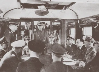 Die deutschen und französischen Delegationen in einem Eisenbahnwaggon in Compiègne zur Unterzeichnung der Kapitulation Frankreichs