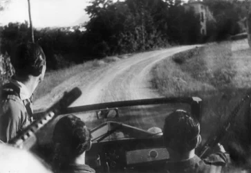 Die italienische Widerstandsbewegung: bewaffnete Partisanen auf einem Jeep, Langhe, Piemont, Italien