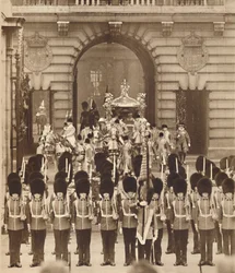 Der König und die Königin verlassen den Palast zu ihrer Krönung, 1937