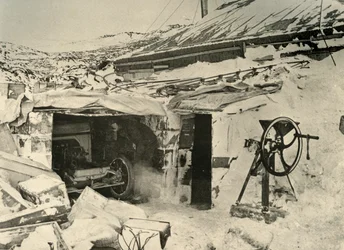 Das Auto in der Garage und der Maisbrecher rechts, um 1908, 1909