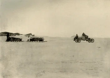 Der Motor zieht Vorräte für ein Depot, 1909