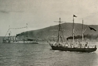 Die Nimrod passiert H.M.S. Powerful im Hafen von Lyttelton, 1. Januar 1908