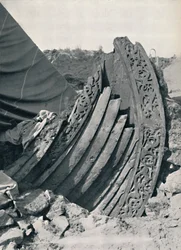 Das Oseberg-Schiff im Hügel, zeigt die Schnitzerei am Bug und Geländer, 1935