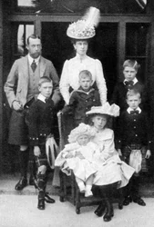 Der Prinz und die Prinzessin von Wales und ihre Kinder, Abergeldie, Schottland, 1906